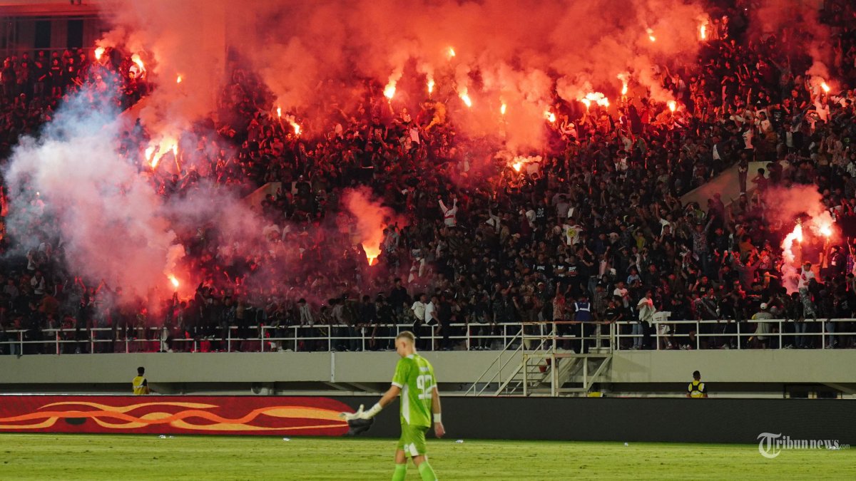 FLARE - Sejumlah suporter tim sepak bola Persis Solo membakar flare setelah pertandingan melawan Dewa United lanjutan Super League pekan di Stadion Manahan, Solo, Sabtu (16/5/2026) malam. Persis Solo meraih kemenangan krusial atas Dewa United untuk keluar dari zona degradasi musim 2025/2026 berkat gol Luka Dumancic (75). TRIBUNNEWS/Muhammad Nursina