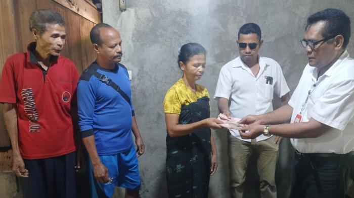 PERLINDUNGAN SOSIAL - Petugas Kementerian Sosial (Kemensos) melalui Sentra Efata Kupang menyerahkan santunan dan bantuan senilai total Rp9 juta kepada keluarga siswa SD di Kabupaten Ngada, NTT, sebagai bentuk dukungan perlindungan sosial, Rabu (4/2/2026).