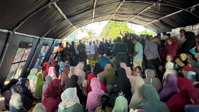 BANJIR DAN LONGSOR - Kementerian Pertahanan dan TNI menyalurkan bantuan berupa alat-alat kesehatan dari Palang Merah Indonesia (PMI) hingga ribuan kilogram obat-obatan untuk korban terdampak bencana di Pulau Sumatera. Hal itu terungkap usai Menteri Pertahanan Republik Indonesia (Menhan RI) Sjafrie Sjamsoeddin meninjau langsung lokasi terdampak banjir bandang di Kabupaten Pidie Jaya, Aceh pada Sabtu (29/11/2025). (HO/Biro Infohan Setjen Kemhan)