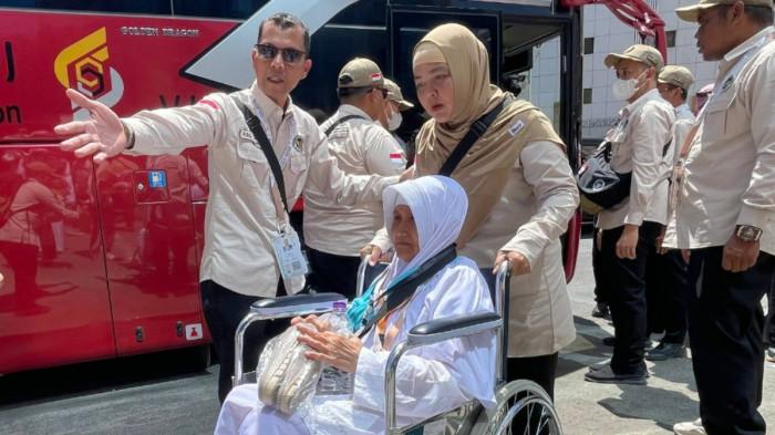 PENGGUNA KURSI RODA - Jemaah haji asal Indonesia saat tiba di Makkah memakai kursi roda, Kamis (30/4/2026). Jemaah haji diimbau menggunakan jasa pendorong kursi roda resmi selama menjalankan ibadah umrah di Masjidil Haram, Makkah.