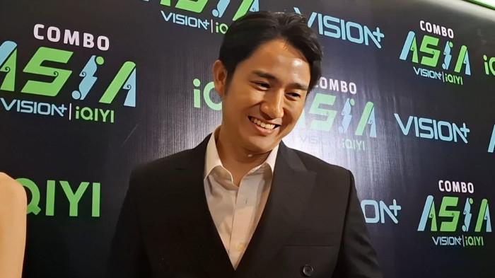AKTING BARENG - Kenny Austin girang seriesnya bersama Amanda Manopo akan segera tayang. Kenny Austin dalam acara peluncuran Combo Asia kolaborasi Vision+ dan iQIYI di kawasan Kebon Sirih, Jakarta Pusat, Rabu (26/11/2025).