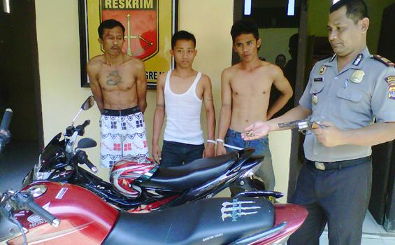 Warga Gadingrejo Ramai-Ramai Tangkap Begal Bersenpi