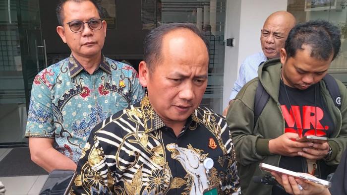 BANJIR SUMATERA – Kepala Pusat Penerangan Hukum (Kapuspenkum) Kejaksaan Agung, Anang Supriatna, beri keterangan pers di kantor Kejagung, Jakarta, Jumat (5/12/2025). Ia menyampaikan Satgas Penertiban Kawasan Hutan (PKH) telah bergerak ke Aceh, Sumatera Utara, dan Sumatera Barat untuk mengusut dugaan kerusakan hutan yang disinyalir menjadi pemicu banjir bandang dan longsor.