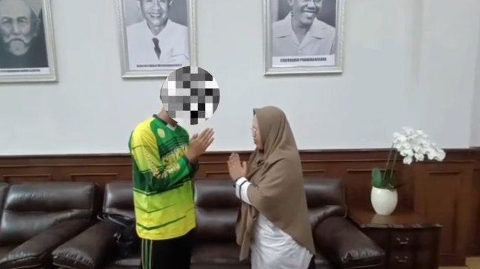SALING MEMAAFKAN - Kepala Sekolah (Kepsek) SMAN 1 Cimarga, Kabupaten Lebak, Bannten, Dini Fitria dan siswa yang ditamparnya saat merokok berinisial I akhirnya saling memaafkan. Momen ini terjadi setelah mereka dipertemukan oleh Gubernur Banten, Andra Soni di kantornya, Rabu (15/10/2025). Belum diketahui apakah laporan orang tua I akan dicabut atau tidak setelah adanya momen saling memaafkan tersebut.