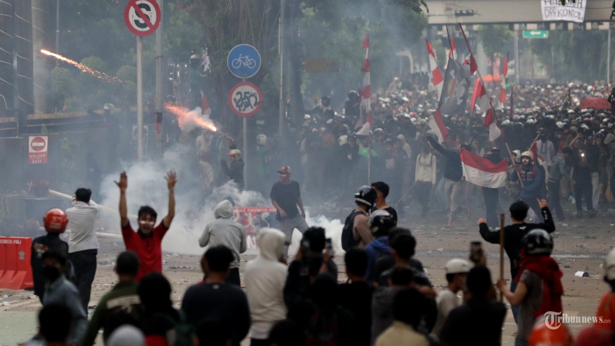 KERUSUHAN MAKO BRIMOB - Warga melakukan aksi menuntut pengusutan kasus penabrakan pengemudi ojek online oleh mobil rantis Brimob di Kwitang, Jakarta, Jumat (29/8/2025). Aksi tersebut dilakukan untuk menuntut pengusutan kasus penabrakan oleh mobil rantis Brimob yang menewaskan pengemudi ojek online Affan Kurniawan. TRIBUNNEWS/IRWAN RISMAWAN