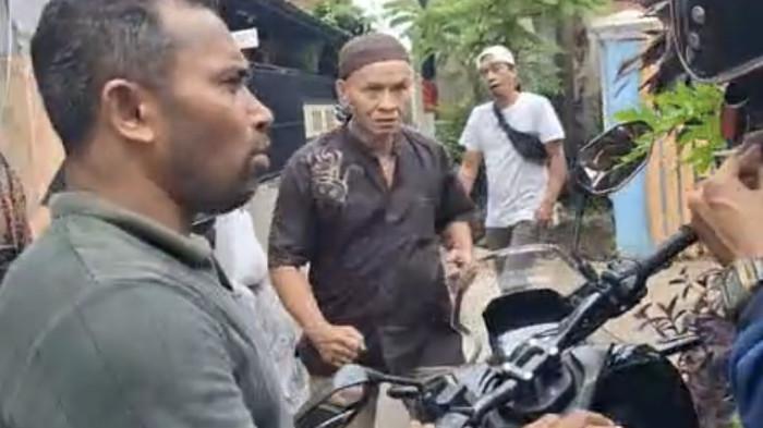 Kericuhan terjadi saat sejumlah wartawan meliput kasus keracunan makanan MBG di SPPG Gedong 2, Pasar Rebo, Jakarta Timur, Selasa (30/9/2025). Dalam insiden tersebut, seorang pegawai SPPG diduga melakukan penganiayaan terhadap wartawan yang merekam aktivitas dapur MBG.
