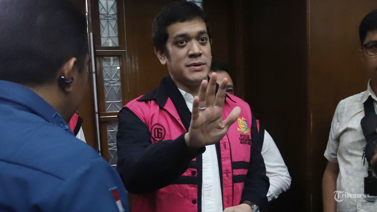 KORUPSI - Terdakwa kasus korupsi tata kelola minyak mentah dan produk kilang periode 2018-2023 Muhammad Kerry Adrianto Riza menjalani sidang pembacaan vonis dalam perkara dugaan korupsi tata kelola minyak mentah dan produk kilang periode 2018-2023 di Pengadilan Tipikor Jakarta, Jumat (27/2/2026) dini hari. Majelis Hakim Pengadilan Negeri Tindak Pidana Korupsi (PN Tipikor) Jakarta menjatuhkan hukuman 15 tahun penjara kepada anak pengusaha minyak Riza Chalid, Muhammad Kerry Adrianto Riza dalam perkara dugaan korupsi tata kelola minyak mentah dan produk kilang di lingkup PT Pertamina Subholding dan Kontraktor Kontrak Kerja Sama (KKKS) pada 2018-2023. Dalam perkara ini, Kerry adalah beneficial owner PT Tangki Merak dan PT Orbit Terminal Merak yang diduga melakukan kesepakatan jahat dengan sejumlah petinggi anak usaha PT Pertamina (Persero) yang menyebabkan kerugian negara hingga Rp285,18 triliun. Tribunnews/Jeprima