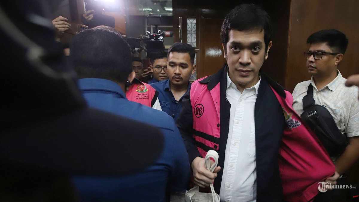 KORUPSI - Terdakwa kasus korupsi tata kelola minyak mentah dan produk kilang periode 2018-2023 Muhammad Kerry Adrianto Riza bersiap menjalani sidang pembacaan vonis dalam perkara dugaan korupsi tata kelola minyak mentah dan produk kilang periode 2018-2023 di Pengadilan Tipikor Jakarta, Jumat (27/2/2026) dini hari. Majelis Hakim Pengadilan Negeri Tindak Pidana Korupsi (PN Tipikor) Jakarta menjatuhkan hukuman 15 tahun penjara kepada anak pengusaha minyak Riza Chalid, Muhammad Kerry Adrianto Riza dalam perkara dugaan korupsi tata kelola minyak mentah dan produk kilang di lingkup PT Pertamina Subholding dan Kontraktor Kontrak Kerja Sama (KKKS) pada 2018-2023. Dalam perkara ini, Kerry adalah beneficial owner PT Tangki Merak dan PT Orbit Terminal Merak yang diduga melakukan kesepakatan jahat dengan sejumlah petinggi anak usaha PT Pertamina (Persero) yang menyebabkan kerugian negara hingga Rp285,18 triliun. Tribunnews/Jeprima