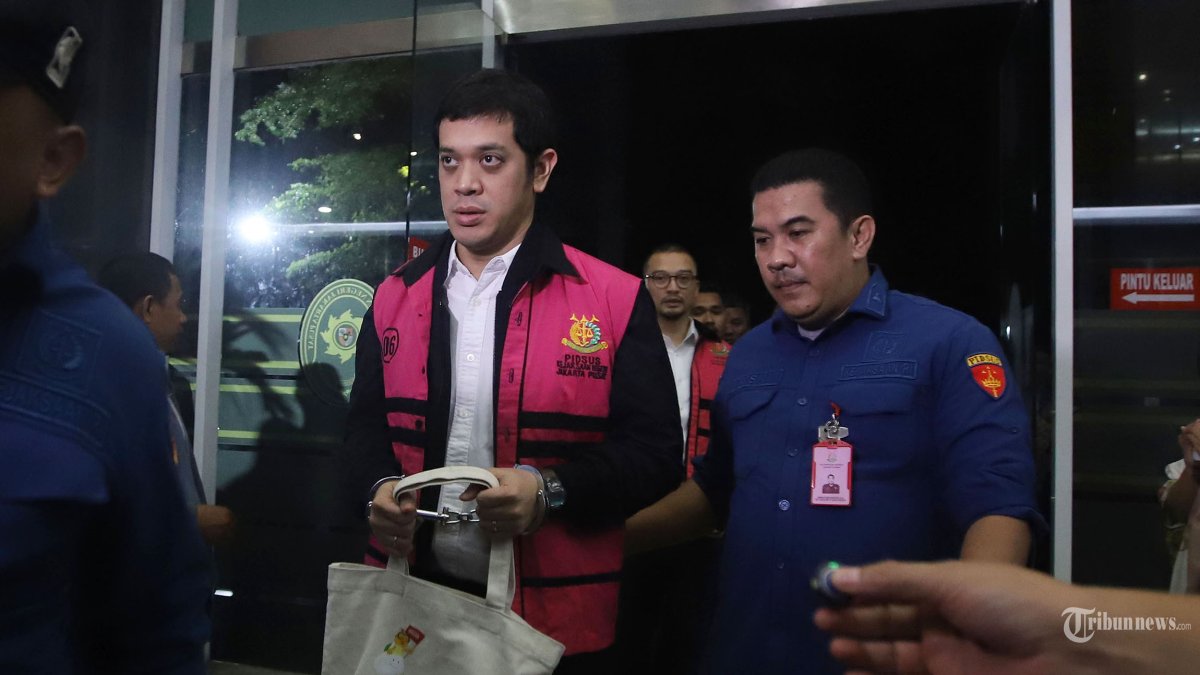KORUPSI - Terdakwa kasus korupsi tata kelola minyak mentah dan produk kilang periode 2018-2023 Muhammad Kerry Adrianto Riza menjalani sidang pembacaan vonis dalam perkara dugaan korupsi tata kelola minyak mentah dan produk kilang periode 2018-2023 di Pengadilan Tipikor Jakarta, Jumat (27/2/2026) dini hari. Majelis Hakim Pengadilan Negeri Tindak Pidana Korupsi (PN Tipikor) Jakarta menjatuhkan hukuman 15 tahun penjara kepada anak pengusaha minyak Riza Chalid, Muhammad Kerry Adrianto Riza dalam perkara dugaan korupsi tata kelola minyak mentah dan produk kilang di lingkup PT Pertamina Subholding dan Kontraktor Kontrak Kerja Sama (KKKS) pada 2018-2023. Dalam perkara ini, Kerry adalah beneficial owner PT Tangki Merak dan PT Orbit Terminal Merak yang diduga melakukan kesepakatan jahat dengan sejumlah petinggi anak usaha PT Pertamina (Persero) yang menyebabkan kerugian negara hingga Rp285,18 triliun. Tribunnews/Jeprima