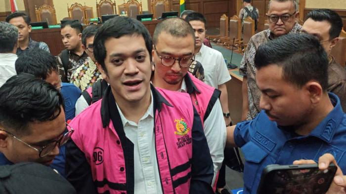 VONIS PERKARA TATA KELOLA MINYAK - Terdakwa beneficial owner PT Orbit Terminal Merak (OTM) Muhammad Kerry Adrianto Riza, setelah sidang putusan perkara dugaan korupsi tata kelola minyak mentah dan produk kilang pada PT Pertamina periode 2018-2023, PN Tipikor Jakpus, Jumat (27/2/2026) dini hari.