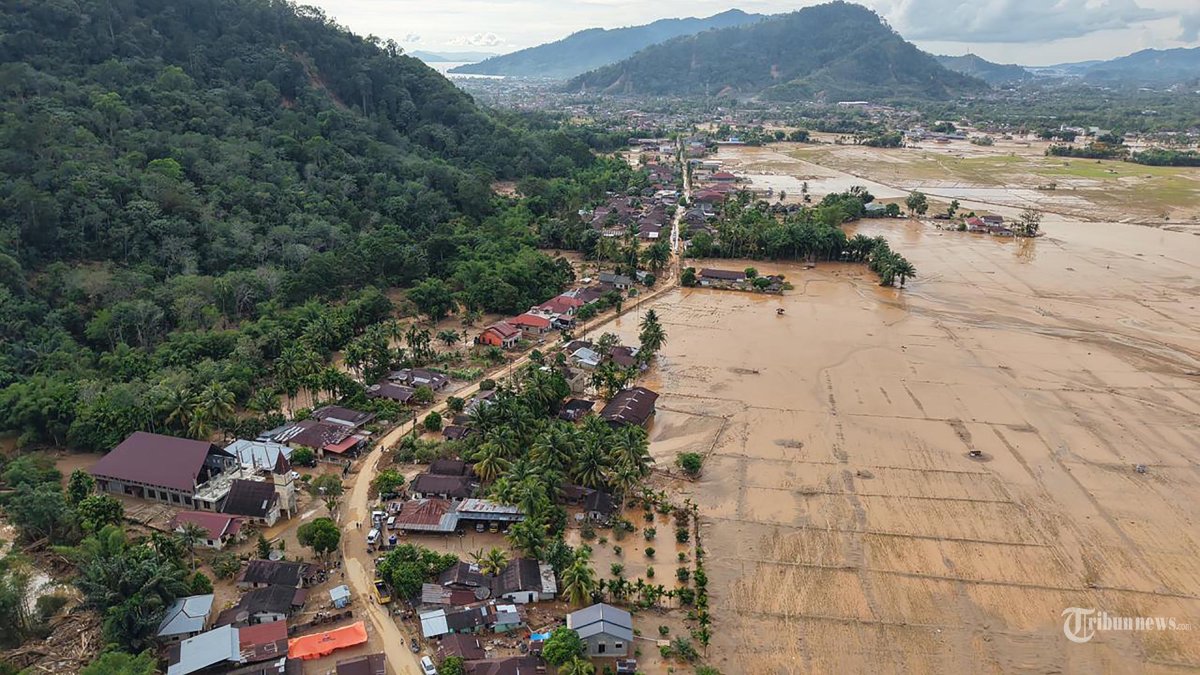 KERUSAKAN AKIBAT BENCANA - Foto pantauan udara di Kecamatan Tuka, Tapanuli Tengah, Sumatera Utara, yang mengalami kerusakan cukup parah pasca dilanda banjir dan longsor. Tumpukan potongan kayu berukuran yang terbawa banjir dari perbukitan sekitar pun masih ada di lokasi ini, Kamis (4/12/2025). Tribun Jakarta/Dwi Putra Kesuma