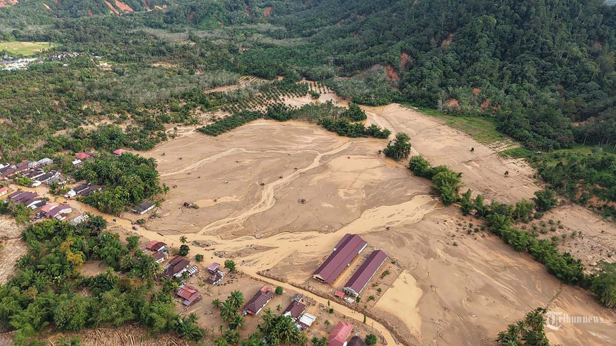 KERUSAKAN AKIBAT BENCANA - Foto pantauan udara di Kecamatan Tuka, Tapanuli Tengah, Sumatera Utara, yang mengalami kerusakan cukup parah pasca dilanda banjir dan longsor. Tumpukan potongan kayu berukuran yang terbawa banjir dari perbukitan sekitar pun masih ada di lokasi ini, Kamis (4/12/2025). Tribun Jakarta/Dwi Putra Kesuma