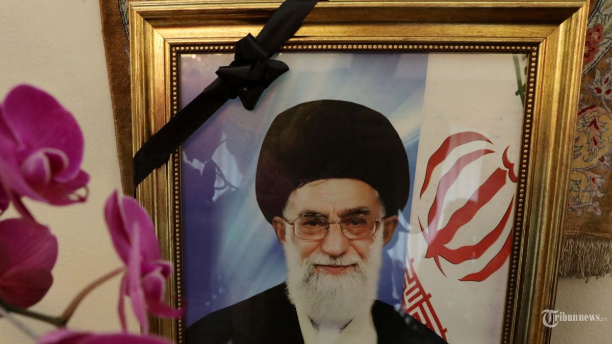 KETERANGAN PERS - Foto Pemimpin Tertinggi Iran Ayatollah Ali Khamenei dipasangkan pita hitam saat konferens pers di Kediaman Suta Besar untuk Indonesia di Jakarta, Senin (2/3/2026). Dalam keterangannya, Mohammad Boroujerdi menyatakan eskalasi militer yang dilakukan Israel dan Amerika Serikat terhadap Iran telah menimbulkan ratusan korban jiwa dari kalangan sipil yang jumlahnya mencapai 555 warga sipil dan selain itu serangan yang dilancarkan Israel dan Amerika Serikat menewaskan Pemimpin Tertinggi Iran Ayatollah Ali Khamenei. TRIBUNNEWS/IRWAN RISMAWAN
