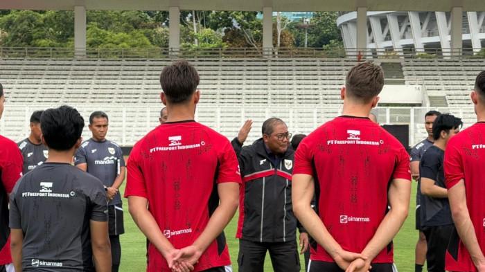 TIMNAS INDONESIA - Ketua Badan Tim Nasional (BTN), Sumardji, saat memberikan arahan dalam sesi latihan Timnas Indonesia U-22 di Stadion
