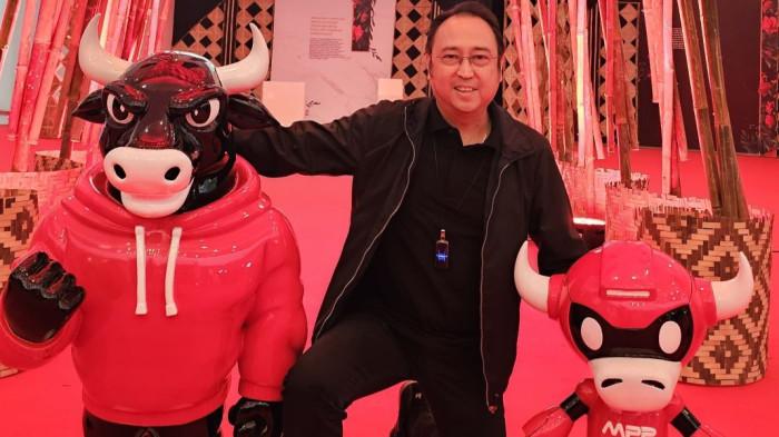 RAKERNAS PDIP 2026 – Ketua DPP PDIP Bidang Ekonomi Kreatif dan Ekonomi Digital, M Prananda Prabowo, berpose bersama maskot Banteng di arena Rakernas sekaligus HUT ke-53 PDIP di Beach City International Stadium, Ancol, Jakarta, Jumat (9/1/2026). Nama resmi maskot Banteng berjaket merah itu masih misteri dan baru akan diumumkan saat perayaan HUT ke-53 PDIP, Sabtu esok.