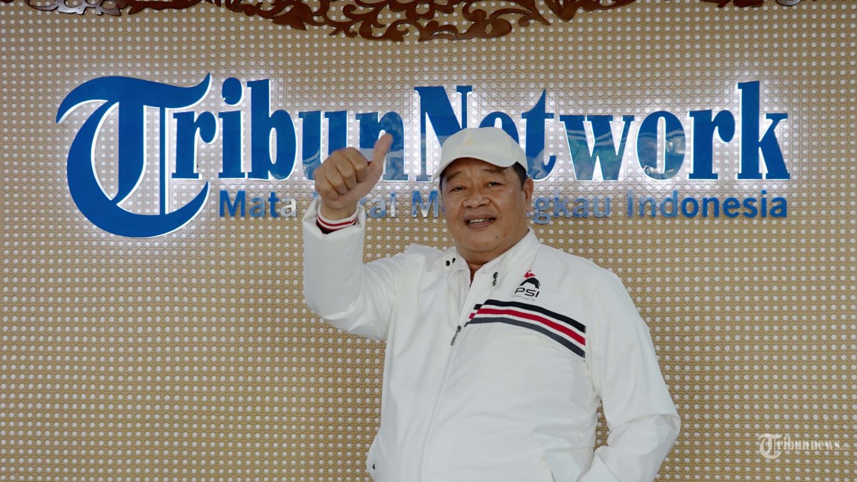 JELANG RAKERNAS - Ketua Bidang Politik DPP Partai Solidaritas Indonesia (PSI) Bestari Barus berpose untuk difoto seusai menyambangi Tribun Network sekaligus mengikuti Podcast yang dipandu oleh Direktur Pemberitaan Tribun Network Febby Mahendra Putra di Studio Tribunnews, Jakarta, Senin (26/1/2026). Bestari Barus merespons sejumlah isu politik yang sedang hangat terkait partai berlambang gajah itu hingga persiapan jelang rakernas yang akan digelar di Makassar pada akhir pekan ini. TRIBUNNEWS/LUTFI AKMAL