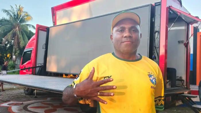 Ketua Fans Brasil Nabire, Jek Kobogau