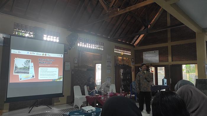 DESA WISATA WUKIRSARI - Ketua II Desa Wisata Wukirsari, Nur Ahmadi memperkenalkan profil Desa Wisata Wukirsari dalam acara Workshop dan Lomba Jurnalisme Feature yang digelar Astra bersama Indonesian Institute of Journalism (IIJ), Senin (20/10/2025).