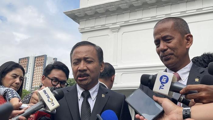 PELANTIKAN ADIES KADIR – Ketua Mahkamah Konstitusi (MK) Suhartoyo (kiri) bersama Wakil Ketua MK Saldi Isra (kanan) menghadiri pelantikan Adies Kadir sebagai hakim MK di Istana Kepresidenan Jakarta, Kamis (5/2/2026). Usai pelantikan, Suhartoyo mengingatkan Adies agar menjaga independensi dan integritas sebagai hakim konstitusi.