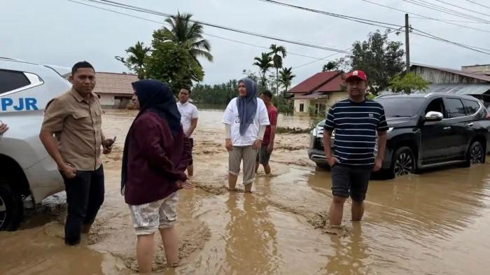 Ketua Tim Penggerak PKK Aceh Marlina Muzakir alias Kak Na kebanjiran