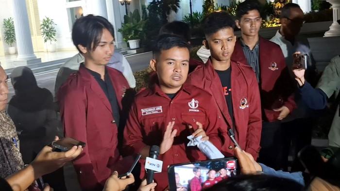 GIBRAN TERIMA MAHASISWA - Ketua Umum BEM Fakultas Hukum UBK, Muhammad Abdimaludin, memberikan keterangan pers usai bertemu Wakil Presiden Gibran Rakabuming Raka di Istana Wapres, Jakarta, Senin (15/6/2026). Ia mengungkapkan, Gibran mencatat langsung poin-poin tuntutan mahasiswa dalam buku kecil dan berjanji akan meneruskannya kepada Presiden Prabowo Subianto.