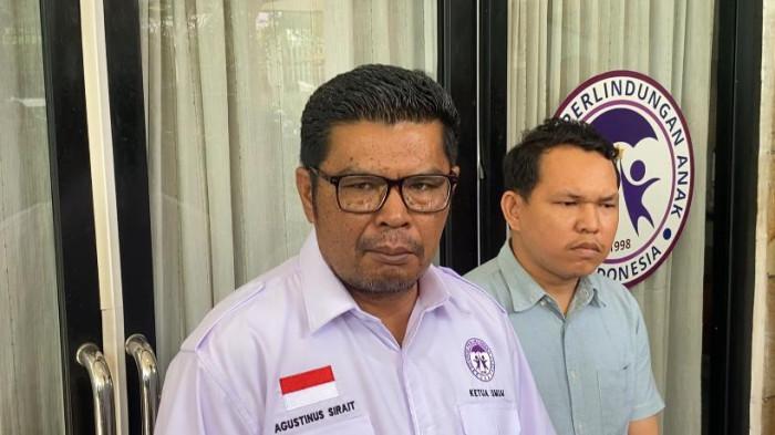 BAWA PAKSA ANAK - Ketua Umum Komisi Nasional Perlindungan Anak (Komnas PA), Agustinus Sirait, saat ditemui di kawasan Pasar Rebo, Jakarta Timur, Selasa (3/2/2026). Agustinus menjelaskan penundaan klarifikasi dari Virgoun terkait laporan bawa paksa anak. (Tribunnews/Fauzu Alamsyah).