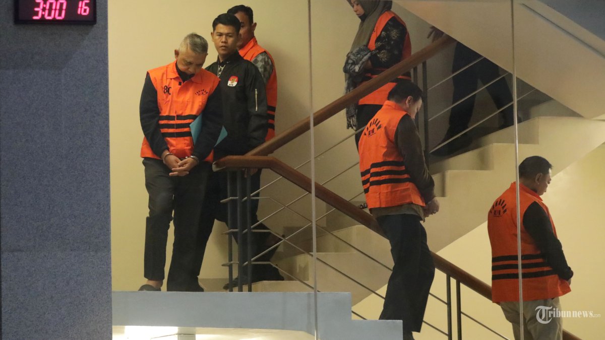 OTT KPK - Ketua Pengadilan Negeri Depok I Wayan Eka Mariarta (kanan) bersama Wakil Ketua Pengadilan Negeri Depok Bambang Setyawan (kedua kanan) dan tersangka lainnya mengenakan rompi tahanan usai menjalani pemeriksaan di Gedung KPK, Jakarta, Sabtu (7/2/2026) malam. KPK resmi menetapkan 5 orang tersangka yakni Ketua Pengadilan Negeri Depok I Wayan Eka Mariarta, Wakil Ketua Pengadilan Negeri Depok Bambang Setyawan, Juri Sita Pengadilan Negeri Depok Yohansyah Muaranaya, Direktur Utama PT Karabha Digdaya Trisnadi Yulrisman dan Head Corporate Legal PT KD Berliana Tri Kusuma dab mengamankan barang bukti sejumlah Rp 850 juta terkait kasus dugaan penerimaan atau janji dalam pengurusan sengketa lahan di Pengadilan Negeri Depok. TRIBUNNEWS/IRWAN RISMAWAN
