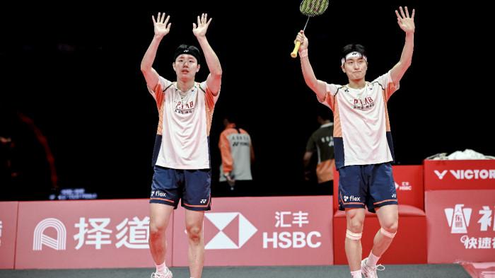 GANDA PUTRA KOREA - Kim Won-ho/Seo Seung-jae menyapa penonton setelah memenangkan pertandingan babak semifinal ganda putra antara Sabar Karyaman Gutama/Moh Reza Pahlevi Isfahani dari Indonesia melawan Kim Won-ho/Seo Seung-jae dari Korea Selatan pada BWF World Tour Finals 2025 di Hangzhou, Provinsi Zhejiang, Tiongkok Timur, 20 Desember 2025. (Foto Arsip Desember 2025). (Xinhua/Jiang Han)