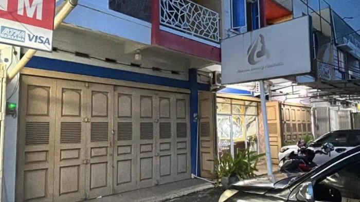 KLINIK KECANTIKAN - Suasana lengang menyelimuti sebuah ruko dua lantai di Jalan Tengku Bey, Marpoyan Damai, Pekanbaru, Riau. Cat berwarna krem yang dipadu merah dan biru masih tampak jelas, namun pintu yang tertutup rapat dengan gembok seolah menjadi penanda berakhirnya aktivitas di tempat itu.
