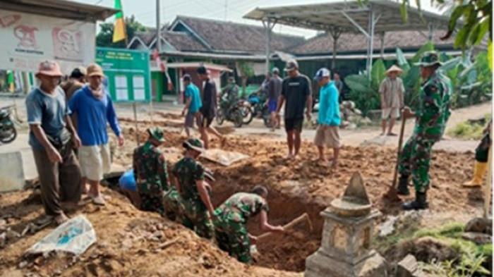 TMMD ke-125 Kodim 0411/ Kota Metro - Pembuatan gorong-gorong di Dusun II Kampung Sukanegara, Lampung Tengah.