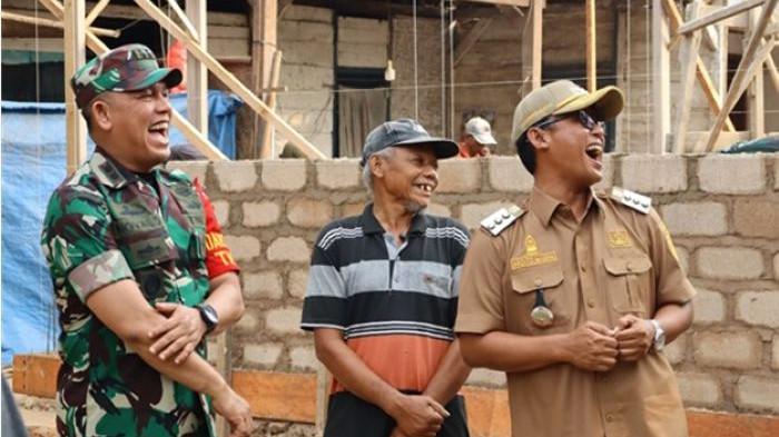 TMMD ke-125 Kodim 0411/ Kota Metro - Dansatgas TMMD mendampingi Bupati Lampung Tengah saat mengunjungi bedah rumah RTLH milik Abdul Rohman di Dusun V, Kampung Sukanegara, Lampung Tengah.