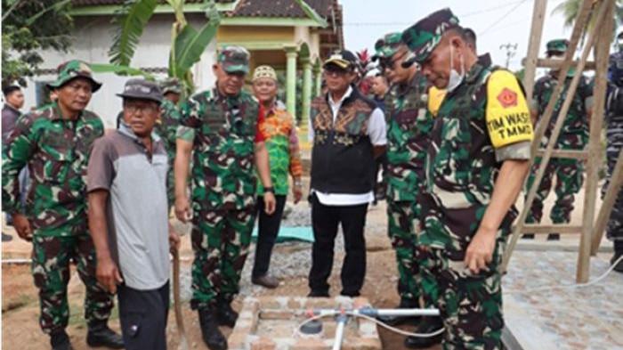 TMMD ke-125 Kodim 0411/ Kota Metro - Kunjungan Tim Wasev TMMD ke-125 dipimpin Brigjen TNI Tojo Simanjuntak di lokasi sumur bor Dusun VI Kamoung Sukanegara.
