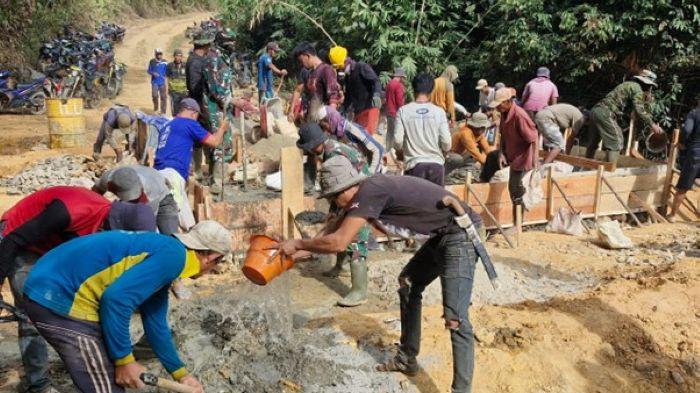 MEMBANGUN DESA - Satgas TMMD ke-126 Kodim 1412/Kolaka bersama warga mengerjakakan peningkatan jalan penghubung tiga desa di Kecamatan Ueesi, Kabupaten Kolaka Timur, Sulawesi Tenggara.