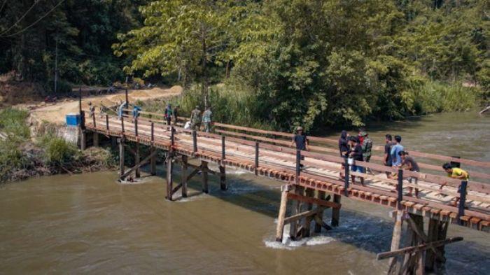 MEMBANGUN DESA - Rehabilitasi jembatan yang menghubungkan Desa Alaaha dan Desa Tonggauna, Kecamatan Ueesi, Kabupaten Kolaka Timur, Sulawesi Tenggara.