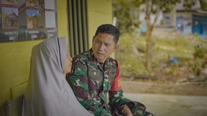MEMBANGUN DESA - Dansatgas 1412/Kolaka Letkol Inf Choky Gunawan, S.Sos., M.Han, bersama  Ibu Hanami penerima rehab RTLH, di Desa Ueesi, Kecamatan Ueesi, Kabupaten Kolaka Timur, Sulawesi Tenggara.
