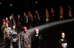 Kostum Diamond World Tour Rihanna Khusus Rancangan Givenchy