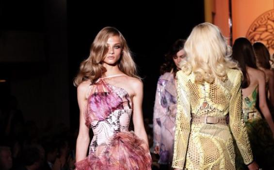 Tali Kulit Hiasi Koleksi Gaun Haute-Couture Terbaru Versace
