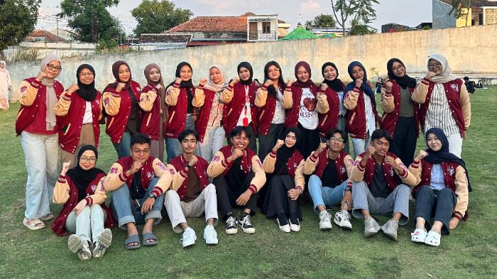 KEJAR MIMPI SOLO - Anggota komunitas Kejar Mimpi Solo yang dipimpin Nisya Aurora Afifa. Komunitas Kejar Mimpi adalah gerakan sosial yang diinisiasi oleh CIMB Niaga untuk membentuk generasi muda Indonesia yang berdaya dan positif melalui pengembangan diri dan kontribusi bagi masyarakat. (Tribunnews.com/Ist)
