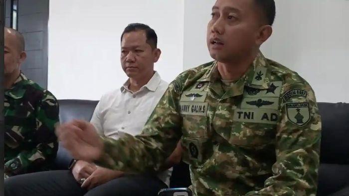 MINTA MAAF- Komandan Kodim 0807/Tulungagung, Letkol Arh Hanny Galih Satrio, memberi penjelasan para wartawan terkait Serda AM, anggota Koramil Pakel yang tertangkap membobol Alfamart Jalan Soekarno-Hatta Kabupaten Tulungagung, Jawa Timur. AM diduga pelaku serangkaian pencurian di toko ritel modern di Tulungagung dan Trenggalek