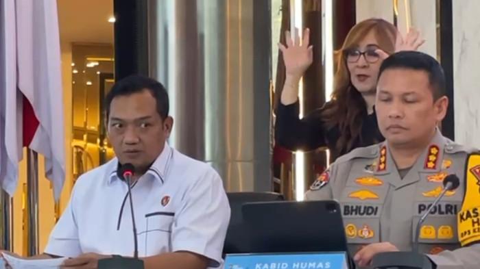 PENYIRAMAN AIR KERAS - Direktur Reserse Kriminal Umum Polda Metro Jaya Kombes Iman Imanuddin dalam konferensi pers di Polda Metro Jaya, Jakarta, Senin (16/3/2026).
