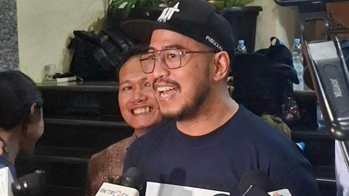 KASUS MENS REA – Komika Pandji Pragiwaksono diwawancarai usai menjalani pemeriksaan di Polda Metro Jaya, Jakarta, Jumat (6/2/2026). Ia mengaku menjawab 63 pertanyaan selama kurang lebih tujuh jam terkait laporan dugaan penistaan agama dalam materi Mens Rea.