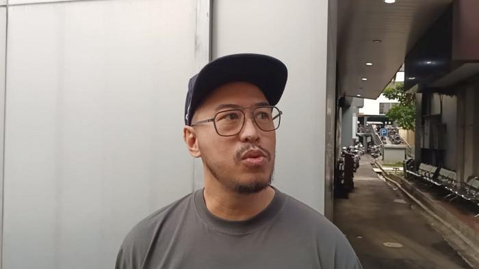 PANDJI PRAGIWAKSONO DIPERIKSA - Komika Pandji Pragiwaksono memenuhi panggilan penyelidik Direktorat Tindak Pidana Siber Bareskrim Polri soal kasus dugaan penghinaan dan ujaran bernuansa SARA terhadap masyarakat Torajabdi Bareskrim Polri, Jakarta Selatan, Senin (2/1/2026).