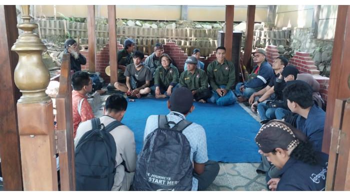 BLUSUKAN SEJARAH - Komunitas Dewa Siwa menggelar diskusi tentang arca Ganesha di Sendang Kalinjaro Karangnjati, Kecamatan Bergas, Kabupaten Semarang, Jawa Tengah, Minggu, (12/10/2025).
