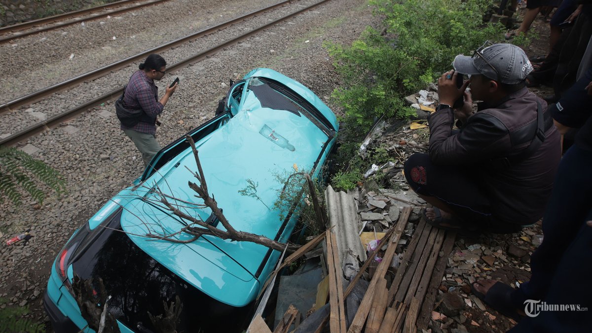 TAKSI GREEN SM - Kondisi mobil taksi Green SM usai tertabrak kereta KRL di kawasan perlintasan kereta Ampera, Bekasi, Jawa Barat, Selasa (28/4/2026). Taksi listrik Green SM Indonesia menjadi sorotan setelah musibah tabrakan Kereta Argo Bromo yang menghantam KRL commuterline di Stasiun Bekasi Timur. Sebab, sebelum kejadian tersebut, ternyata didahului peristiwa tabrakan lain tak jauh dari stasiun yang melibatkan operator taksi Green SM. Tribunnews/Jeprima