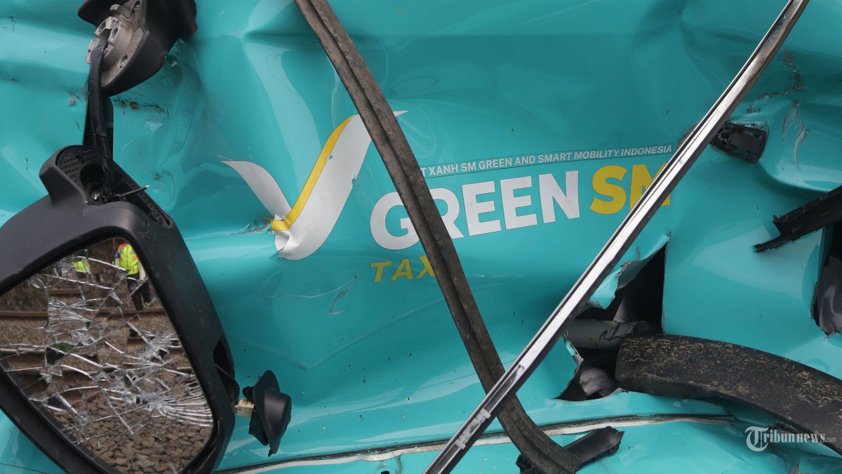 TAKSI GREEN SM - Kondisi mobil taksi Green SM usai tertabrak kereta KRL di kawasan perlintasan kereta Ampera, Bekasi, Jawa Barat, Selasa (28/4/2026). Taksi listrik Green SM Indonesia menjadi sorotan setelah musibah tabrakan Kereta Argo Bromo yang menghantam KRL commuterline di Stasiun Bekasi Timur. Sebab, sebelum kejadian tersebut, ternyata didahului peristiwa tabrakan lain tak jauh dari stasiun yang melibatkan operator taksi Green SM. Tribunnews/Jeprima