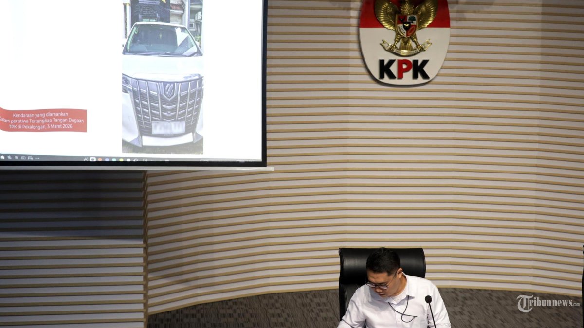 OTT KPK - Plt Deputi Penindakan dan Eksekusi Komisi Pemberantasan Korupsi (KPK) Asep Guntur Rahayu (kiri) didampingi Juru Bicara KPK Budi Prasetyo (kanan) menyampaikan keterangan serta menunjukan barang bukti berupa terkait Operasi Tangkap Tangan (OTT) Bupati Bupati Pekalongan kepada media di Gedung KPK Merah Putih, Jakarta,?, Rabu (4/3/2026). KPK resmi menahan Bupati Pekalongan?Fadia Arafiq terkait pengadaan jasa outsourcing dan pengadaan lainnya di lingkungan Pemerintah Kabupaten (Pemkab) Pekalongan Tahun Anggaran 2023-2026. TRIBUNNEWS/IRWAN RISMAWAN
