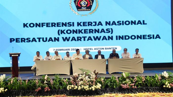 KONKERNAS PWI - Konferensi Kerja Nasional (Konkernas) Persatuan Wartawan Indonesia (PWI) dalam rangkaian peringatan Hari Pers Nasional (HPN) 2026 menghasilkan sejumlah keputusan strategis bagi arah organisasi ke depan. Konkernas yang berlangsung di Hotel Aston Serang, Sabtu (7/2/2026) dihadiri perwakilan PWI provinsi se-Indonesia dan menjadi forum konsolidasi penting pasca-Kongres PWI 2025