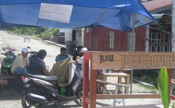 Kontraktor Ingkar, Warga Nunukan Kembali Tutup Jalan