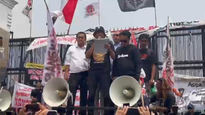 RUU PERAMPASAN ASET - Koordinator Aliansi Masyarakat Pati Bersatu (AMPB) Supriyono alias Botok saat berorasi di depan Gedung DPR/MPR RI, Senayan, Jakarta Pusat, Kamis (27/8/2026). Botok menyebut DPR RI berkomitmen akan mengesahkan RUU Perampasan Aset paling lambat pada 15 Desember 2026. Jika tidak, pimpinan DPR bakal mundur.