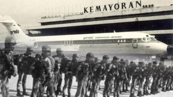 TRAGEDI PESAWAT WOYLA - Ilustrasi aksi prajurit Kopassus dalam operasi pembebasan sandera pembajakan pesawat Garuda Woyla di Bandara Don Muang, Thailand, Maret 1981 silam. Peristiwa heroik tersebut kembali dikenang oleh mantan pramugari Deliyanti dan eks co-pilot Heddy Juwantoro yang berhasil selamat dari teror selama empat hari tersebut.